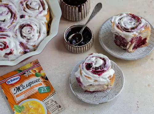 Фото рецепта Синнабоны со смородиновым джемом