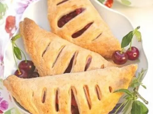 Фото рецепта Слоеные конверты с вишней