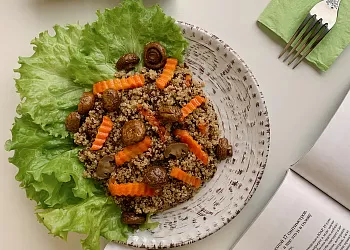 Киноа с шампиньонами и морковью