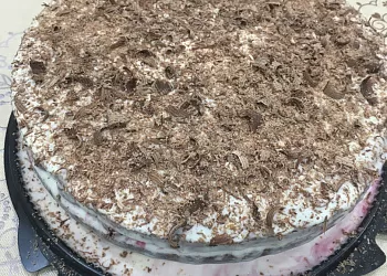 Шоколадный торт с вишней 