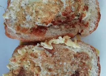 Яичница с луком в хлебе