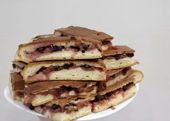 Пирог со смородиной и яблоками