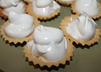 Песочные корзинки с белковым кремом
