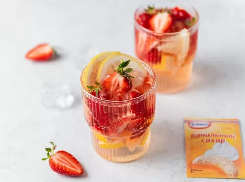 Фото рецепта Лимонад с клубникой и лимоном