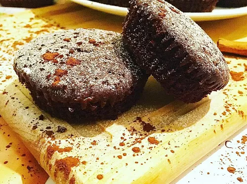 Фото рецепта Шоколадные мини-кексы с изюмом