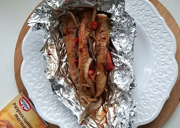 Запечённая рыба с паприкой и овощами