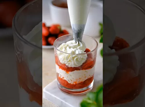 Фото рецепта Ленивый чизкейк в стакане с клубничным вареньем