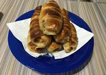 Сосиски с сыром в слоеном тесте.