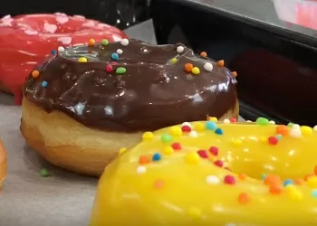 Пончики с глазурью и посыпкой от Dr.Bakers