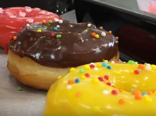 Пончики с глазурью и посыпкой от Dr.Bakers