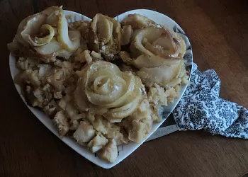 Десерт с розочками из яблок