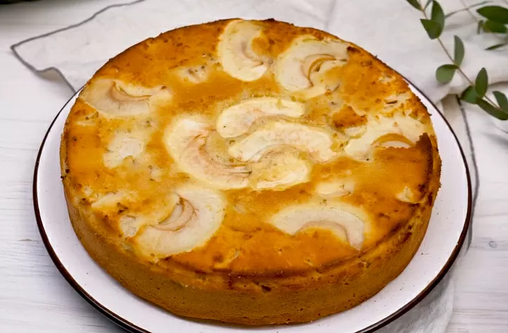 Шарлотка с яблоками
