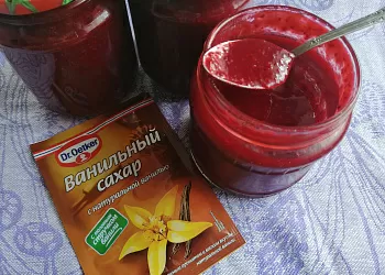 Малиновый соус с ванильным сахаром