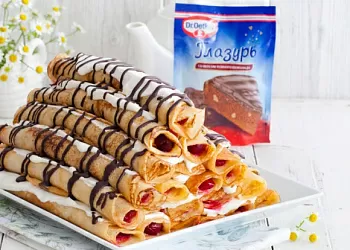 Блинный торт со сметаной и вишней