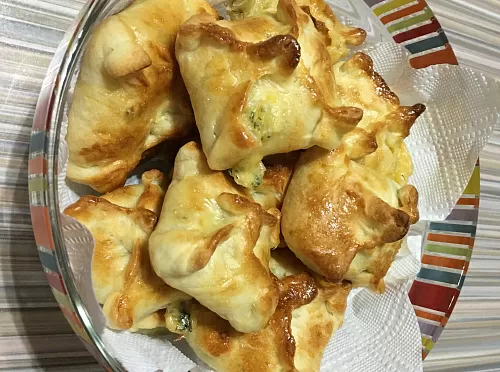 Хачапури с сыром из слоеного теста