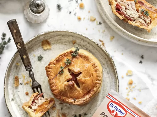 Фото рецепта Английские порционные пироги с курицей, беконом и курагой