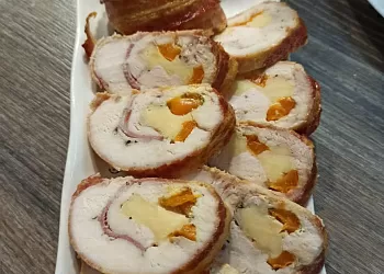 Пикантный рулет из куриной грудки