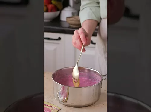 Фото рецепта Розовая овсяная каша с бананом