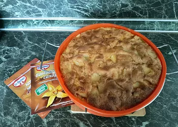 Шарлотта с яблоками