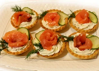 Корзиночки с мягким сыром и семгой