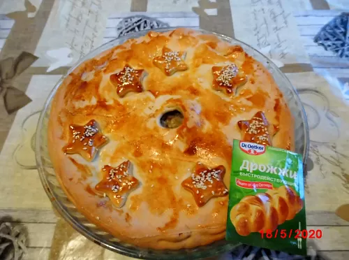 Фото рецепта Пирог с рыбными консервами и рисом