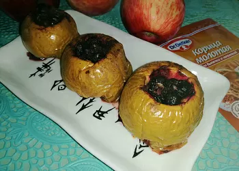 Печеные яблоки со смородиной и корицей
