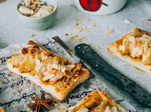 Фото рецепта Слойки с яблоком и орехами