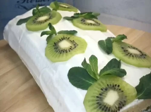 Фото рецепта БИCКВИТНЫЙ РУЛЕТ СО СЛИBOЧНЫМ КРEMOМ И КИВИ