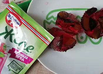 Желе с кусочками сливы
