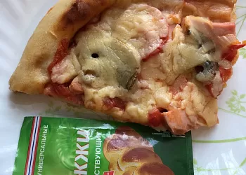 Пицца с ветчиной на пышном тесте