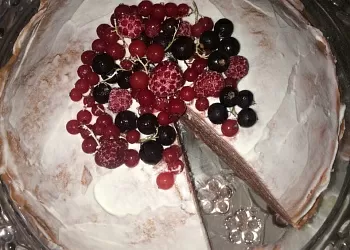 Блинный торт алый цветок