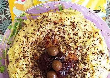 Бисквитный тортик с ванильным кремом, шоколадной стружкой и клубникой