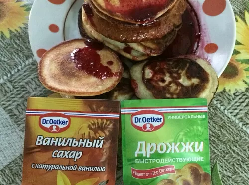 Фото рецепта Дрожжевые оладьи с вишневым сиропом