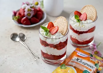 Ленивый чизкейк в стакане с клубничным вареньем