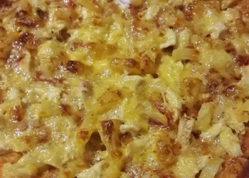 Пицца с курицей и ананасами