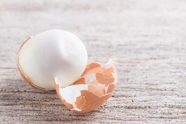 Как сварить яйца, чтобы легко убрать скорлупу?
