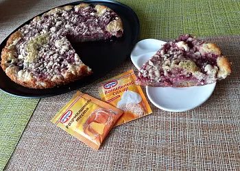 Пирог с малиной и творогом