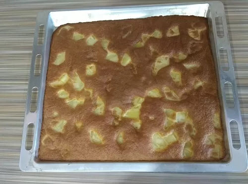 Фото рецепта Воздушная шарлотка с ананасами