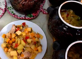Овощное рагу с индейкой в горшочках