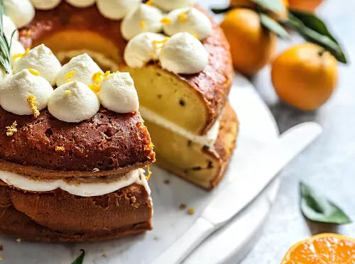 Фото рецепта Мандариновый кекс с розмарином и ванильным кремом