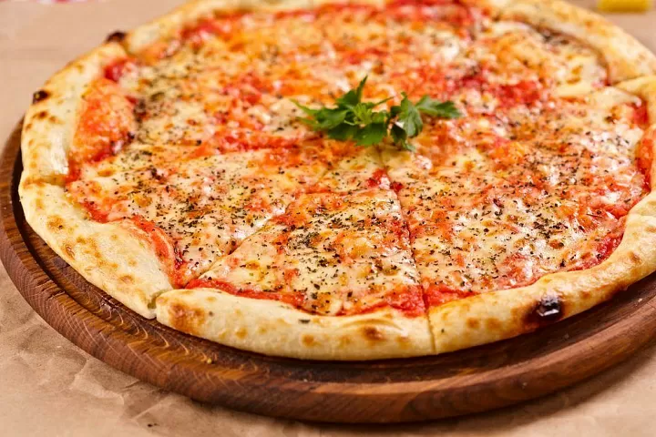 Вкусная итальянская пицца дома фото