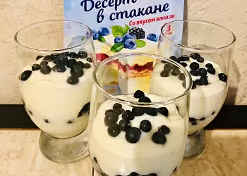 Воздушный творожный десерт в стакане с лесной черникой и макадамией