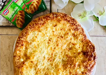 Рисовая пицца с  маскарпоне, овечьим сыром, арве и рукколой