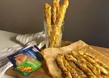 Гриссини с сыром, песто и кунжутом