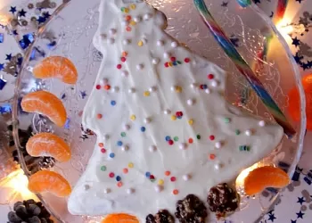 Елочка в зимнем лесу с орехами в карамели