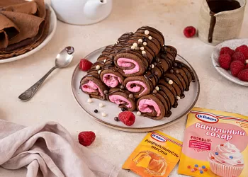 Блинные рулеты с шоколадом и розовым кремчизом