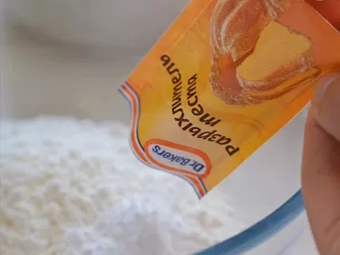 Муку (300 г) смешиваем с разрыхлителем (1 ч. л.). Холодное сливочное масло (120 г) рубим ножом или натираем на тёрке.