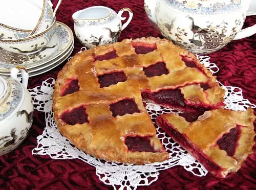 Фото рецепта Свекольный пирог с клюквой