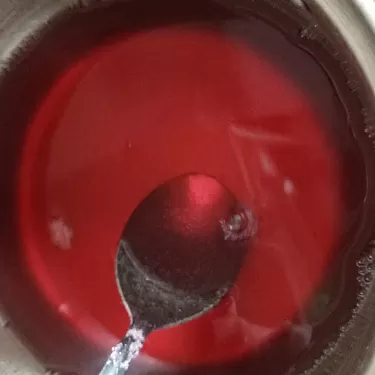 Занимает это минуты две. Главное, чтобы желатин растворился в воде.
