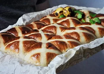 Крестовые пасхальные булочки